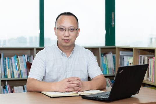 郑建(重庆市渝中区巴渝公益事业发展中心主任)