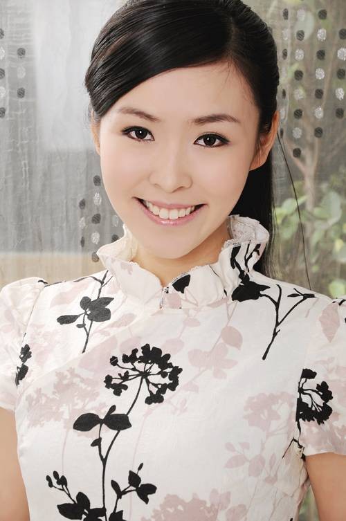 崔欣(北京绢花厂绢人设计师,工艺师)
