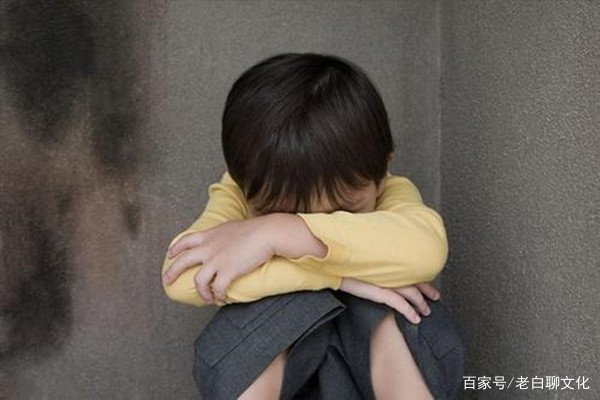 11岁男孩跪守的母亲已去世,父亲挂断电话,11岁的他能独自生活吗?