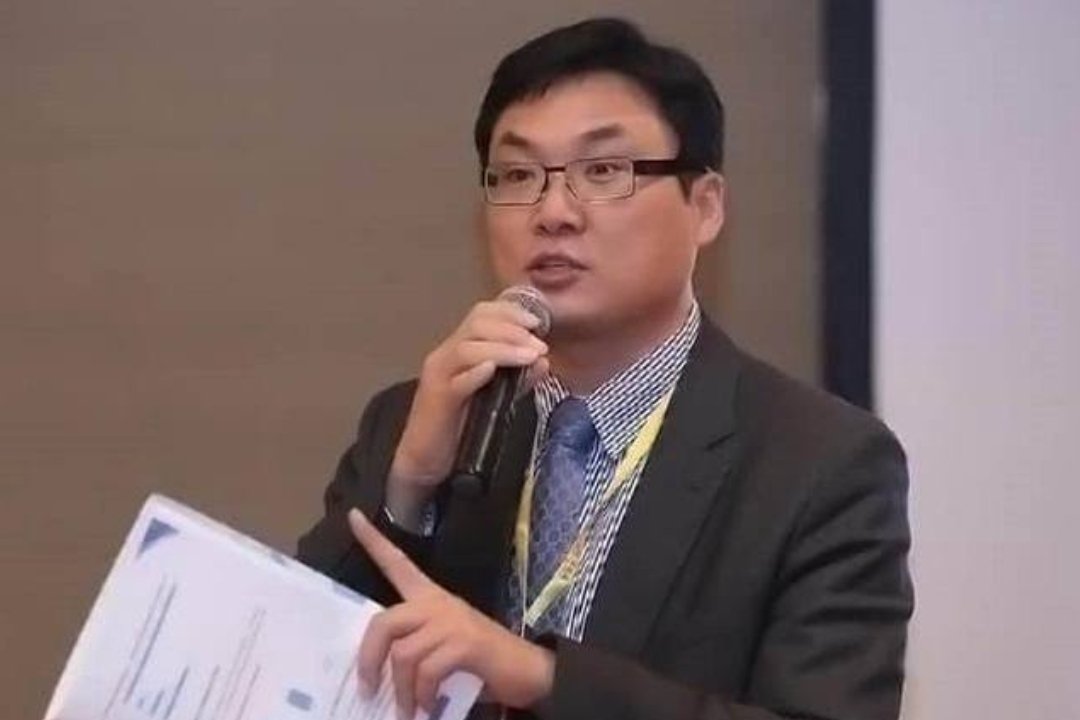 鲍毓明案反转！养女系来自诈骗集团，但网友为啥说鲍毓明也不值得同情？