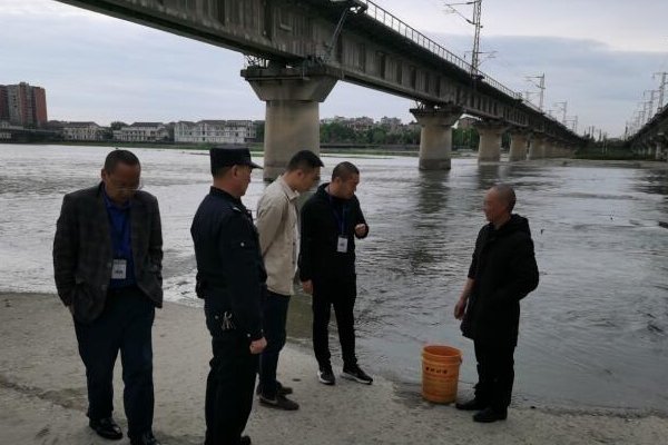 四川德阳,一辆轿车坠河车内一对夫妻遇难,驾车时应该注意哪些安全隐患?