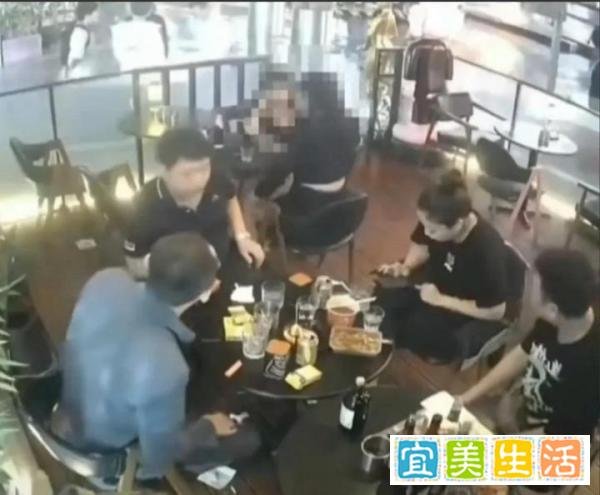 酒吧男子骚扰女孩,店老板愤怒掀桌子,醉酒顾客挥拳打人!