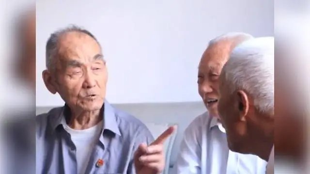 山东菏泽6名白发老人探望101岁老师,启蒙恩师在人生中有何重大意义?