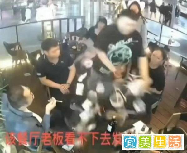 酒吧男子骚扰女孩,店老板愤怒掀桌子,醉酒顾客挥拳打人!