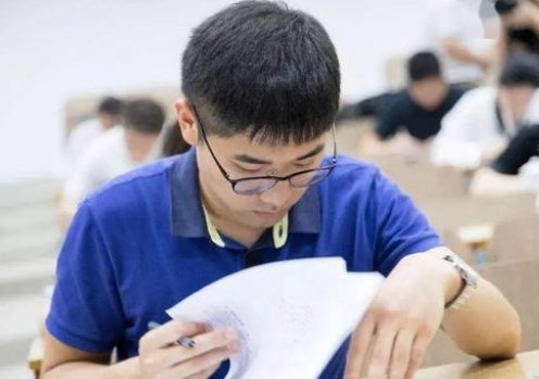 淡定小伙得知考了676分后,边吃早餐边看书,学霸私底下有多努力?