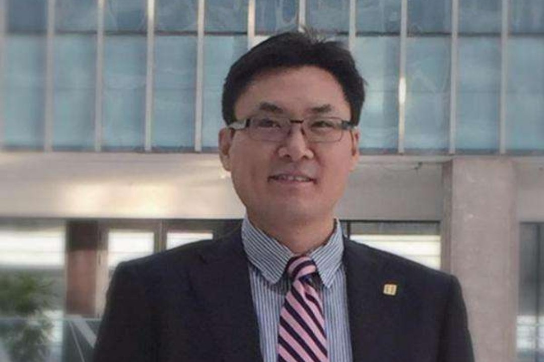 鲍毓明案反转!养女系来自诈骗集团,但网友为啥说鲍毓明也不值得同情?