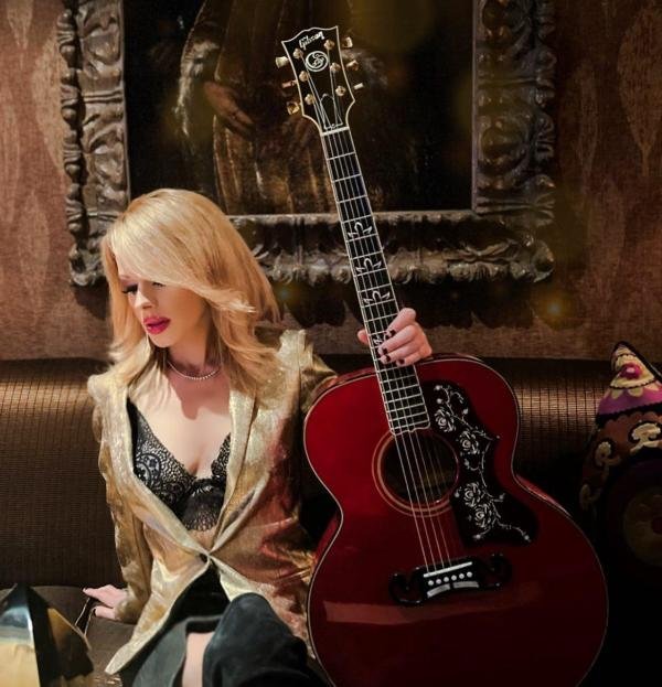 迈克尔杰克逊this is it吉他手orianthi