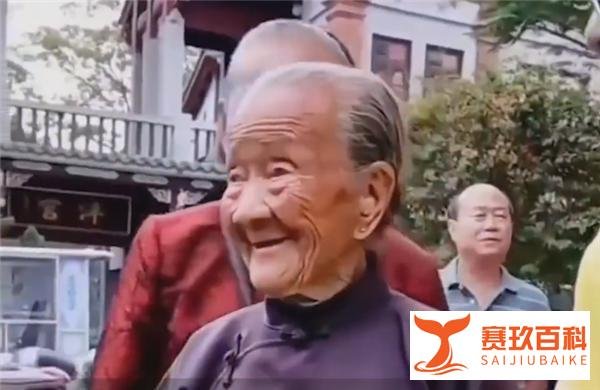 88岁儿子与110岁母亲手拉手逛茶会