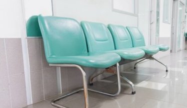 湖北一群熊孩子在医院内踩着座椅打闹没人管,现场的情况如何?