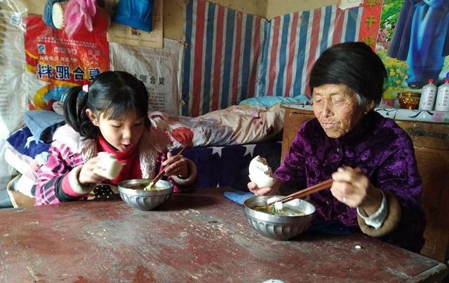 湖南一63岁的外婆和13岁外孙家中自杀,这到底怎么回事啊?