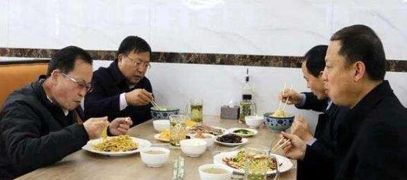 鼓励消费恢复经济 官员带头下馆子