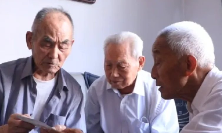 山东菏泽6名白发老人探望101岁老师,启蒙恩师在人生中有何重大意义?