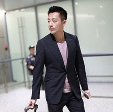 汪小菲称被拖欠房产证10余年，开发商为什么会扣押他的房产证？