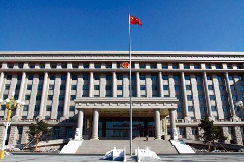 云南一父亲将就医途中死亡的儿子弃尸荒草丛，这种行为违反了哪些相关规定？