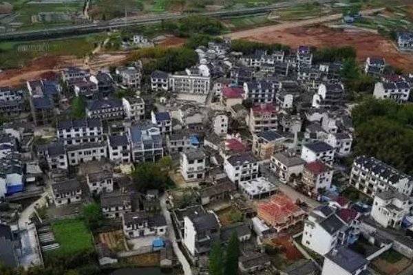 安徽一村上千人在欧洲挣钱回乡盖别墅,他们在欧洲是如何赚钱的?