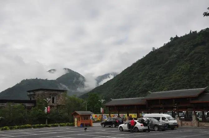 泸定地震,震中海螺沟2个酒店楼体全塌了,有无人员被掩埋?