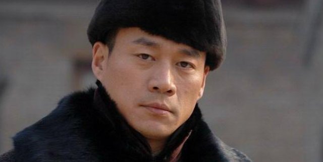 “武松”丁海峰，与大2岁幼师妻子恩爱30年，如今他怎样了？