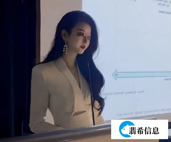 “师媛”再惹争议!上海女老师上课时座无虚席,本应是好事,可网上却骂声一片!