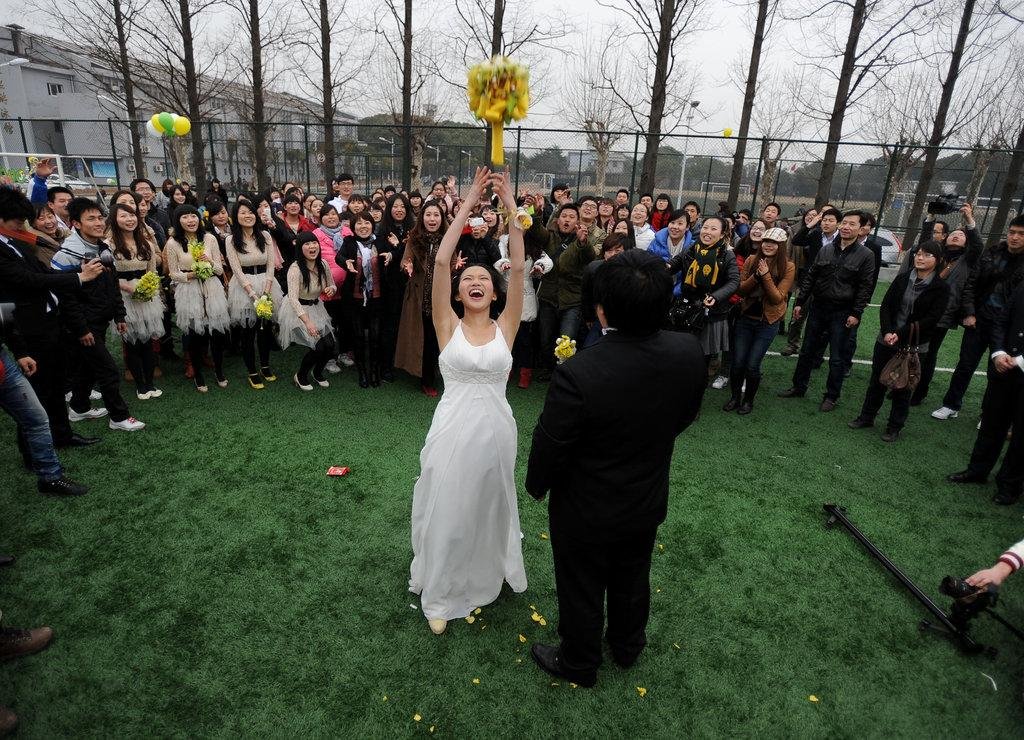 湖南女子在校园办婚礼，被学生围着要喜糖，在学校办婚礼会影响学生上课吗？