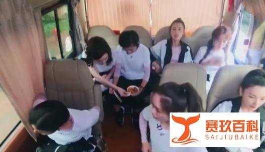 <<乘风破浪的姐姐>>许飞端碗火锅上车,上了热搜,我笑弯了腰