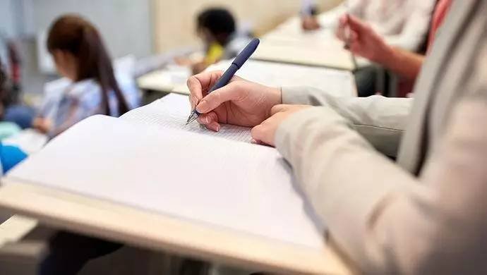 陕西男孩电动车上举100分试卷一路炫耀,你是否能理解他的举动?