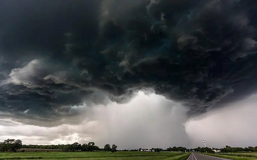 雷暴大风突袭苏州，路边公交站亭瞬间垮塌，面对极端天气需要做哪些防范？