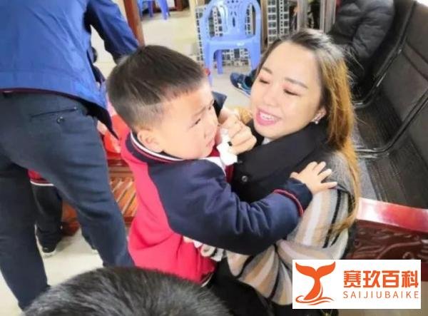 五一返城泪目,母亲连夜挖40斤大蒜给女儿,母亲:她有两个孩子