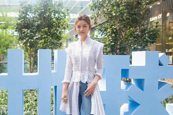 陈妍希肚子隆起引热议,曾自曝与陈晓计划生二胎,她在婚后的生活如何?