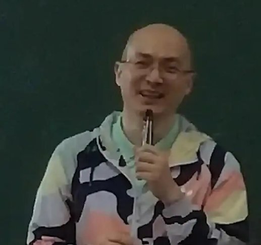大学副教授晒年轻时照片惊艳全班同学，他的外貌有多出众？