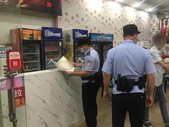 上海警方:1人违反防疫规定在车内饮食,造成了怎样的后果?
