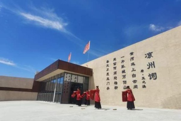 对于玉门关景区墙面贴千首边塞诗一事，你怎么看？