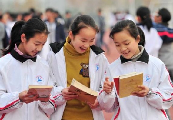 淡定小伙得知考了676分后,边吃早餐边看书,学霸私底下有多努力?