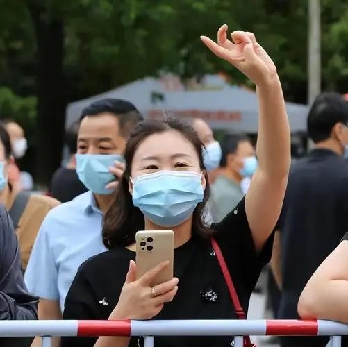 西安女生步行5分钟大学报到，距家仅600米引网友羡慕，这是怎样的体验？