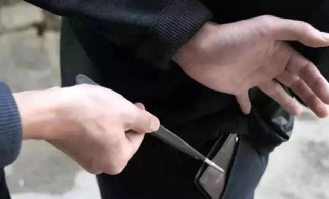 安徽一奶奶偷窃被抓甩锅孙子，奶奶这么做会对孙子造成心理影响吗？