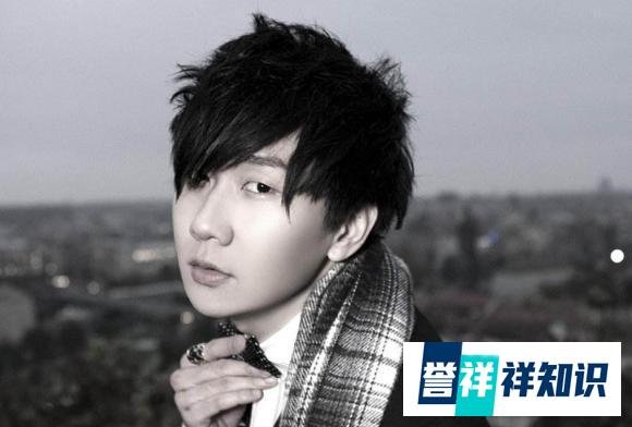林俊杰演唱会敬业唱跳三小时,高温致感呼吸困难,仍坚持表演