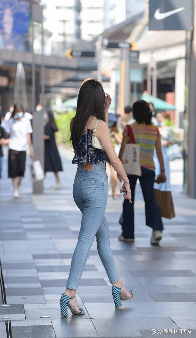 抹胸背心搭配修身小脚裤,美女S型的身材曲线,你觉得这样搭配如何?