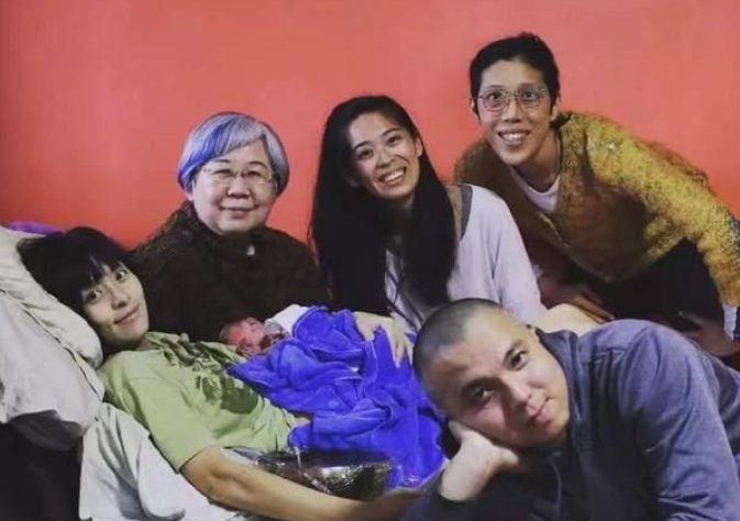 《康熙》嘉宾李依瑾宣布生女，网友调侃