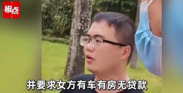 男子在相亲公园举牌相亲，月工资6千 要求女方工资一万二，遭到大妈怒怼