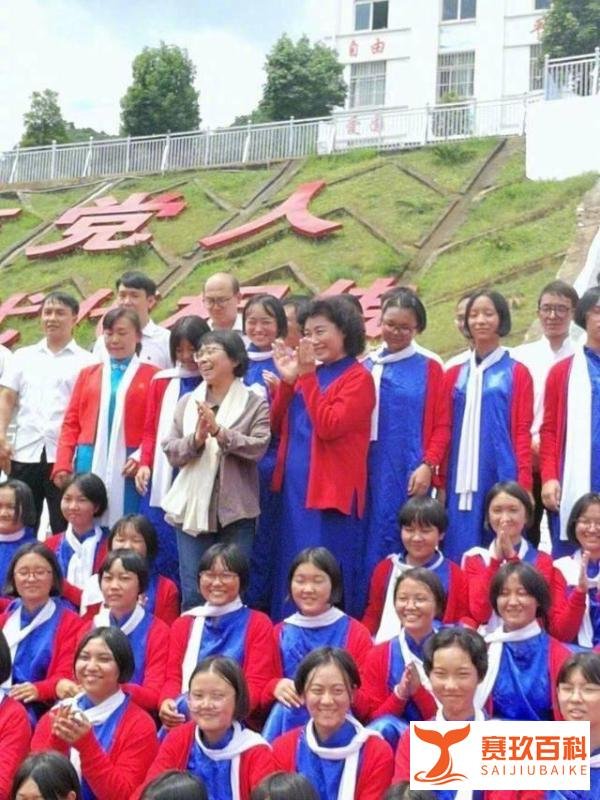 张桂梅把头靠在江姐扮演者肩上 这是咋情况?