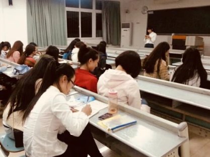 安徽老师按点名方式发奶茶查出逃课学生,你经历过哪些出其不意的点名方式?