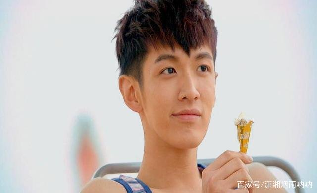 萧亚轩发视频引争议,种种症状被网友质疑“吸毒”,你怎么看?