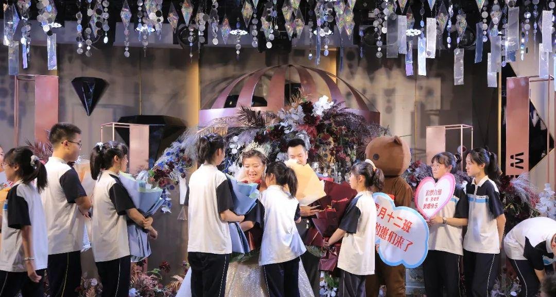 湖南女子在校园办婚礼，被学生围着要喜糖，在学校办婚礼会影响学生上课吗？