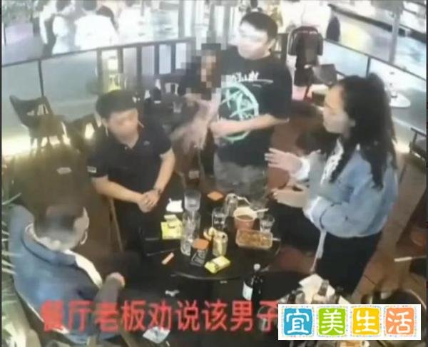 酒吧男子骚扰女孩,店老板愤怒掀桌子,醉酒顾客挥拳打人!