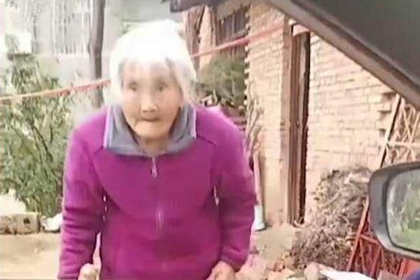 女儿假装看病带妈妈回外婆家，为何网友纷纷被“暖”了？