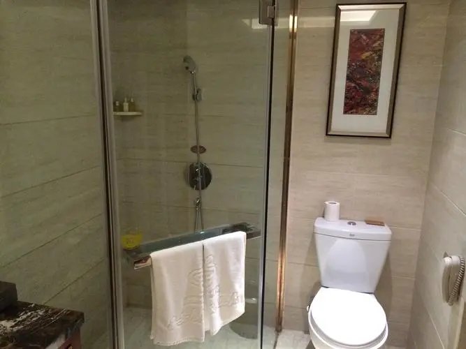 裸身被困淋浴房近2小时、要求书面道歉竟被拒?酒店为何这么嚣张?