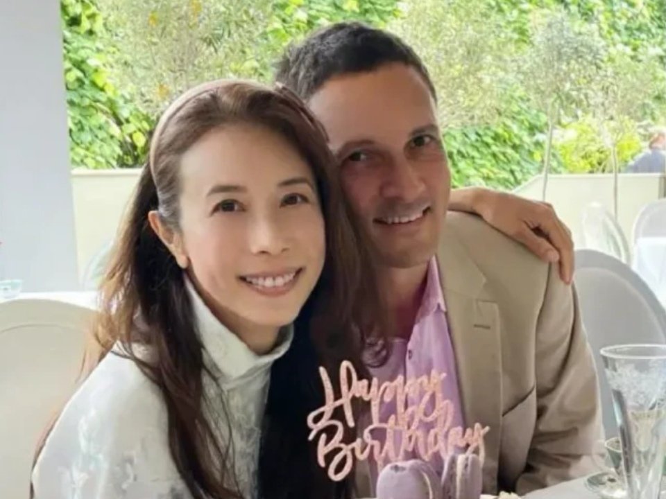 莫文蔚夫妇开百万豪车游玩，老公全程做司机，恩爱的他们为何一直没有孩子？