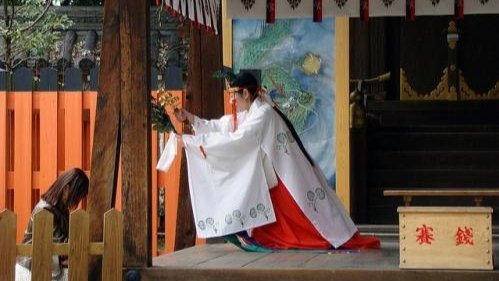 日本空乘填补巫女职位的空缺，巫女究竟是一种什么职业？