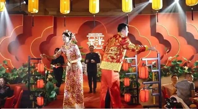 新娘回门宴穿旗袍给学生上网课，如何看待这位老师的做法？