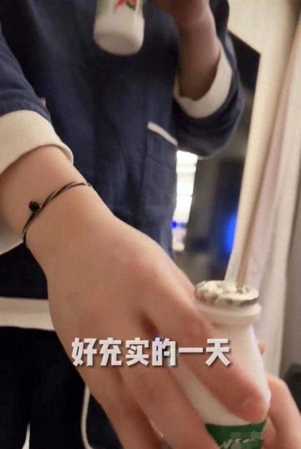 特步公主晒与七匹狼公子婚后生活，开普通车喝平价水，处处接地气