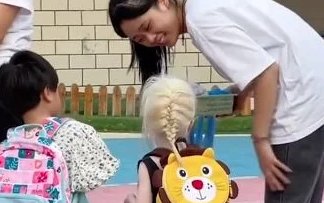 白化病女孩成幼儿园受欢迎酷girl，这是怎么回事？
